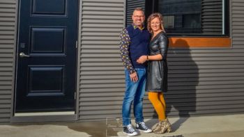 Propriétaires de Mécanique & Transport Steeve Samson devant la flotte de camions à Saint-Gilles, desservant le Québec et l’Ontario